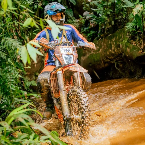 Morgan Quiroz haciendo enduro en una ruta de montaña en Chiriquí, Panamá.
